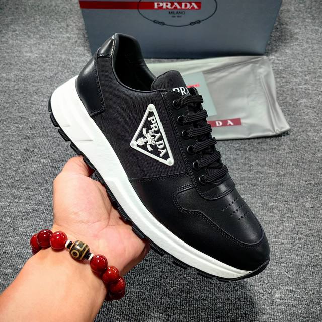 Prada最新款更新 Prax 01 运动鞋融优雅的创意设计以及prada系列典型的材质于一身 鞋身采用进口纳帕牛皮面 柔软舒适 蕴含新颖运动格调的三角形徽标点