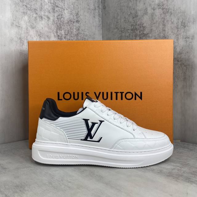 新款上架 Louis Vuitton Beverly Hills运动鞋为柔软粒面小牛皮压印 Monogram 图案 其后部牛皮革饰边与皮具系列设计异曲同工 搭配
