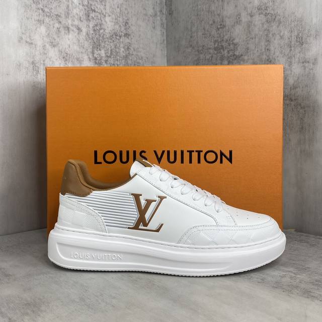 新款上架 Louis Vuitton Beverly Hills运动鞋为柔软粒面小牛皮压印 Monogram 图案 其后部牛皮革饰边与皮具系列设计异曲同工 搭配