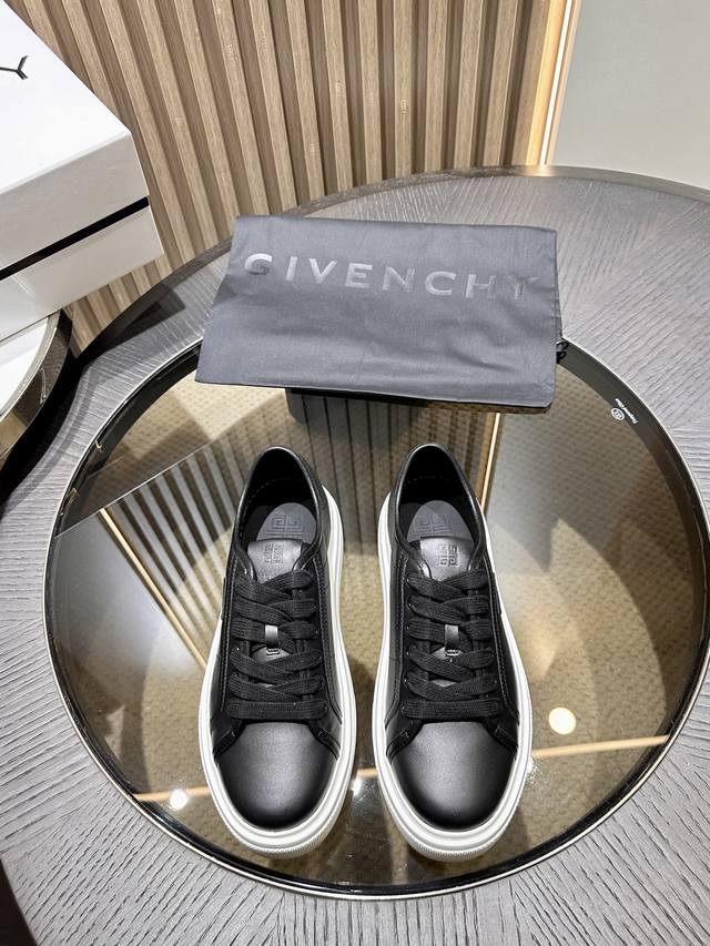 Givenchx 情侣款 元 Size 女码35-39 40订做 男码39-44 38.45订做 牛皮厚底系带运动鞋 饰以4G Logo图案 City系列 G形