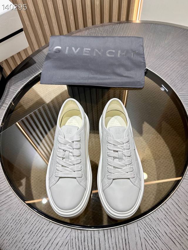 Givenchx 情侣款 元 Size 女码35-39 40订做 男码39-44 38.45订做 牛皮厚底系带运动鞋 饰以4G Logo图案 City系列 G形