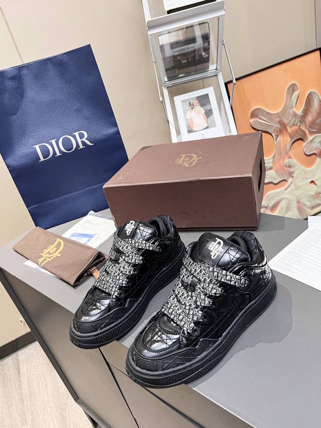 2023春季限定款 Dior Xerl联名款大舌头滑板运动鞋 由 Dior Man鞋履设计师 Thibo Denis携手erl设计师 共同打造 鞋款采用桃红 浅