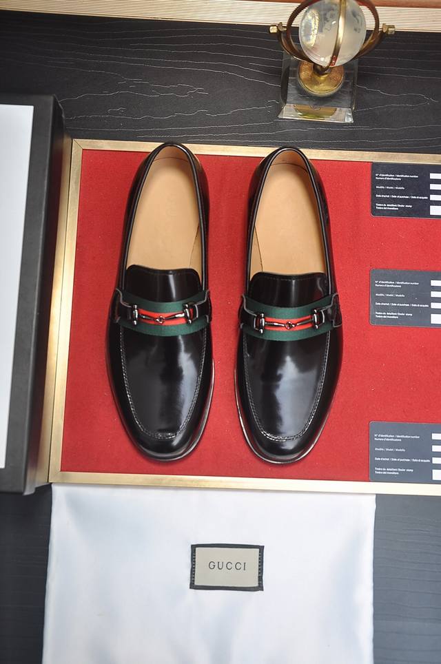 意大利顶级奢侈男鞋巨头 Gucci 古奇 全牛皮内里 新款报到原汁原味的欧式风格 赏心悦目为了让鞋子更加耐用不变形制作继续沿用传统做法 但仍然不乏创新皮质上选择 - 点击图像关闭