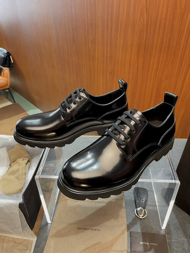 Bvbottega Veneta轻便德比鞋 皮鞋 Size 39 45 对男士来说 可能最重要的是舒适度 帮面开边珠牛皮 鞋子光泽度非常好 一看就是好皮鞋 而且