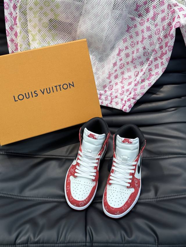 Louis xUittox XxNike联名高帮休闲运动鞋 采用进口牛皮拼接印花帆布材质精心制作 侧身联名印花logo装饰 双色橡胶鞋底 后侧鞋口和鞋跟处均带有
