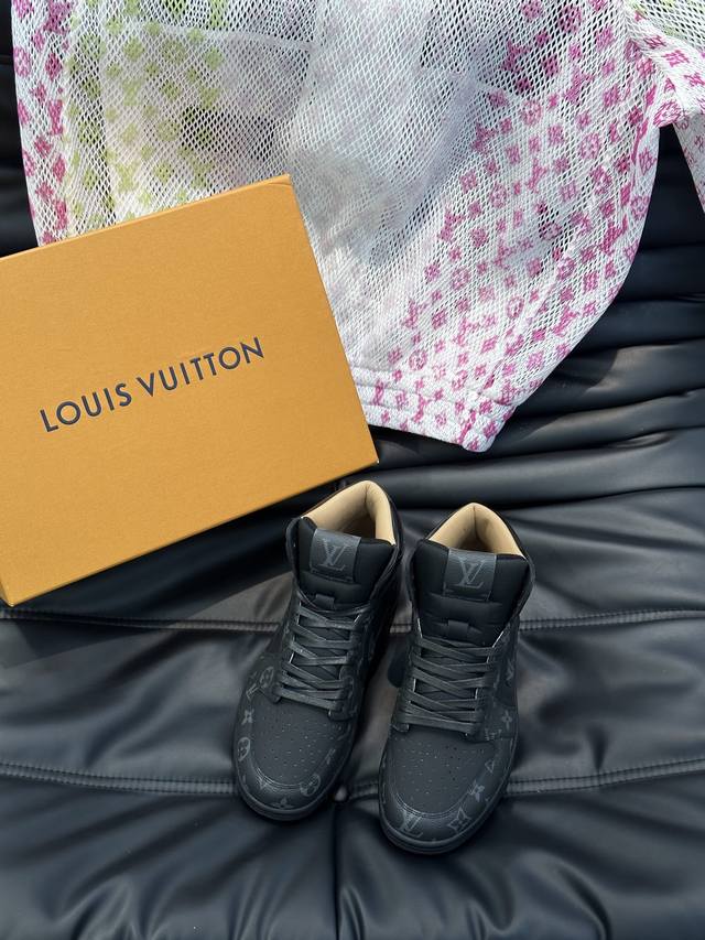 Louis xUittox XxNike联名高帮休闲运动鞋 采用进口牛皮拼接印花帆布材质精心制作 侧身联名印花logo装饰 双色橡胶鞋底 后侧鞋口和鞋跟处均带有