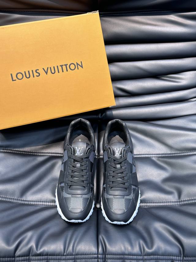 Louis xUittox 新品男士运动鞋 本款 运动鞋选用头层牛皮打造 楔形橡胶外底延续跑鞋设计 缀 Monogram 花卉 L V字母标注鞋舌 路易威登巴黎