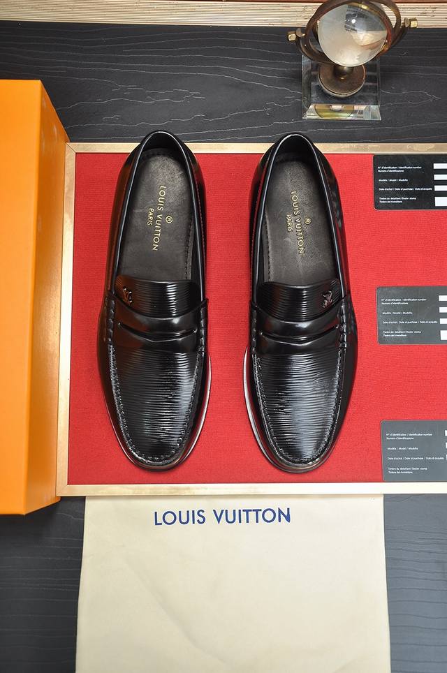 Louis Vuitton 水染牛皮内里 Lv.路易威登官网同款原单爆款 Lv原工厂牛皮1 1原板 牛皮内里鞋面进口牛皮 身配件一比一开模 专柜品质 亲们你还为