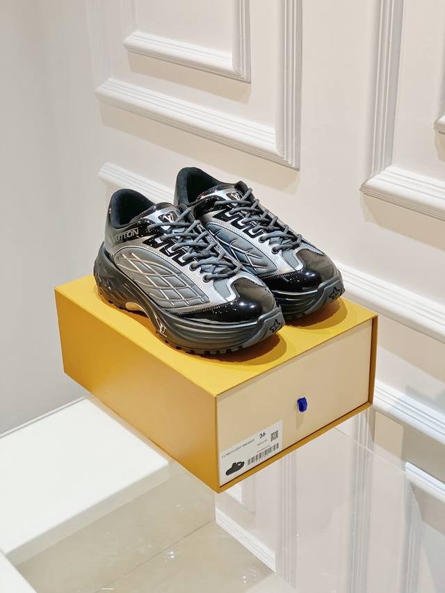 Louis V Fw23 Discovery Sneakers运动鞋 隐形增高效果 以科技网格面料和金属质感合成材质塑造流线型设计 品牌元素点缀鞋面和轻质橡胶外