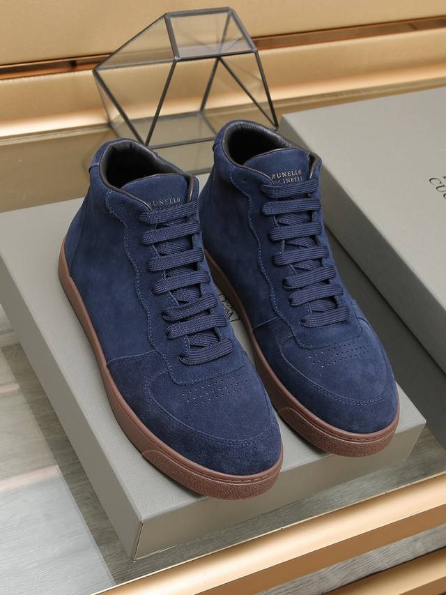 Brunello Cucinelli 新款男鞋出货 此品牌是来自意大利的顶级奢侈品牌 被誉为低调奢华的 山羊绒之王 没有比品牌更懂得把顶级的羊绒面料设计出一种 - 点击图像关闭