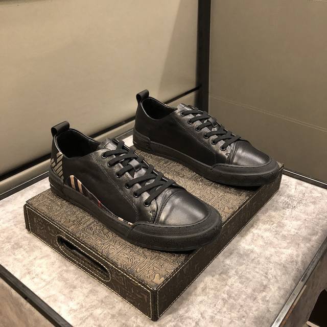 新款 Armanx 经典款休闲鞋时下新品 采用牛皮面料真皮内里 完美楦型 大方时尚的设计 吸引了众多消费者的追捧 码数 38-44 两色可选
