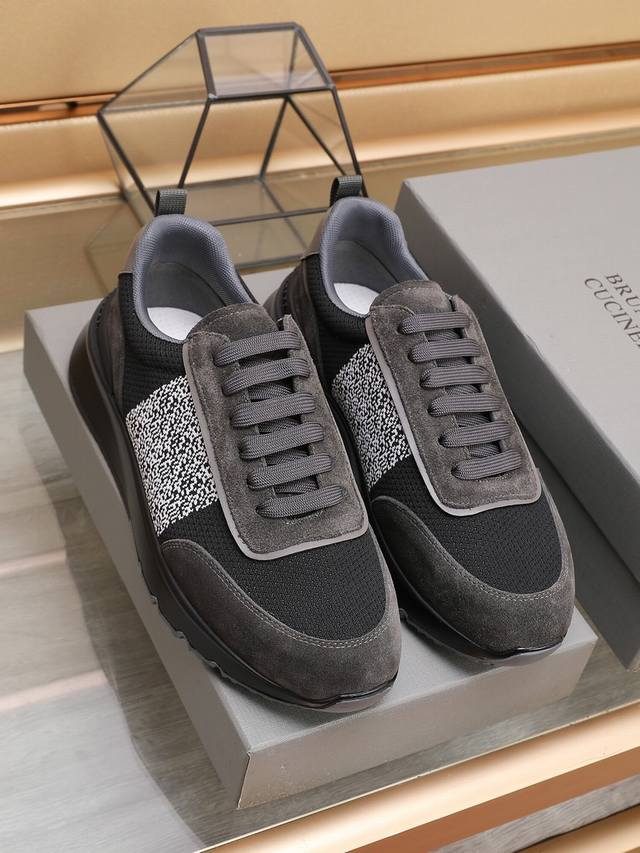 Brunello Cucinelli 新款男鞋出货 此品牌是来自意大利的顶级奢侈品牌 被誉为低调奢华的 山羊绒之王 鞋面采用原版透气飞织面料 设计出一种 低调的