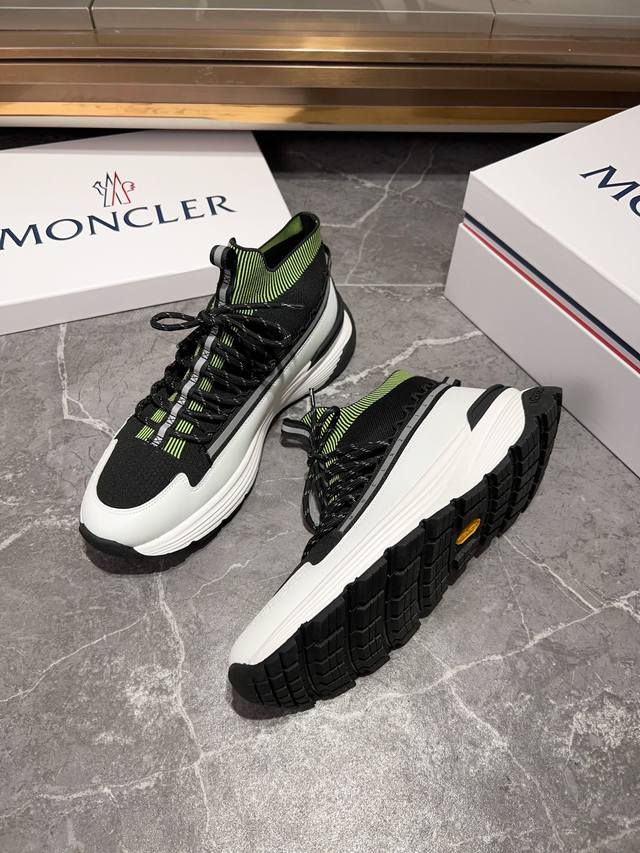 Moncler 蒙口男士休闲运动 兼备创新 功能性与图形细节于一体 诠释潮流时尚 鞋面采用鞋带和橡胶嵌件设计 鞋舌moncler标志 提高舒适性 无论是鞋面还是