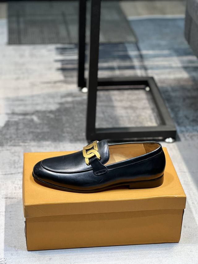 Tod S 新款皮鞋最火爆的经典之做 鞋面采用意大利小牛皮 真皮内里 时尚休闲设计 独特品牌独特工艺 数码 38 44 45可定做
