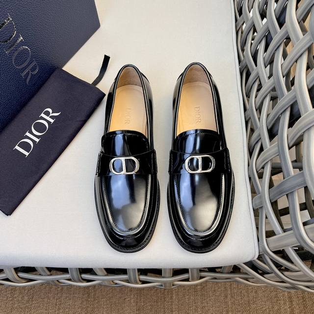 DioxGranville 正装皮鞋乐福鞋 采用黑色光滑牛皮革精心制作 鞋面饰以金属覆层黄铜 Dior Oblique 标志 搭配同色调皮革鞋底 鞋跟处镌刻以