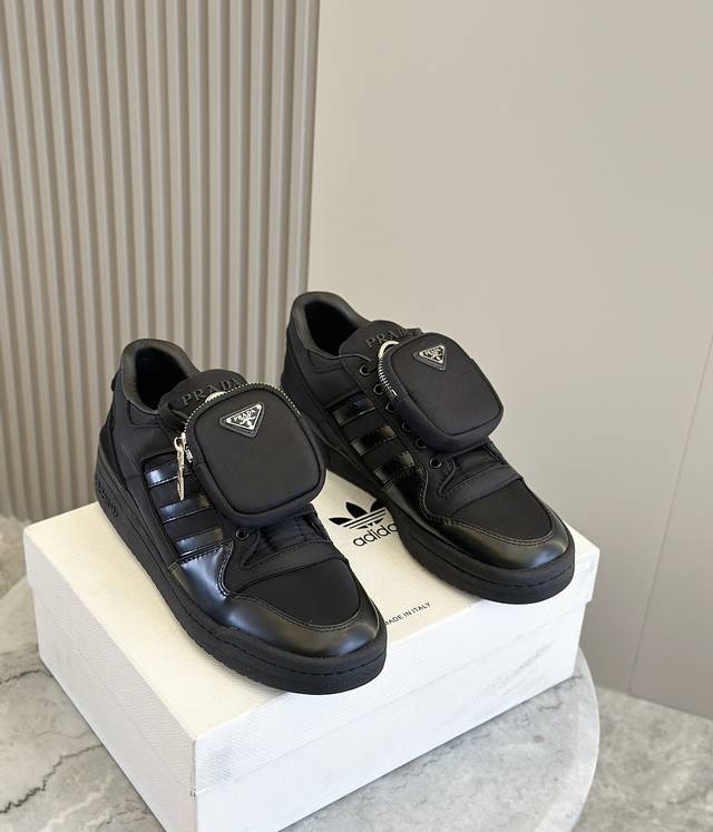Prada和adidas再度联名 情侣款运动鞋 这次的鞋款 以prada的工艺美学重新设计adidas 的传奇经典forum鞋款 融入prada招牌的re-Ny