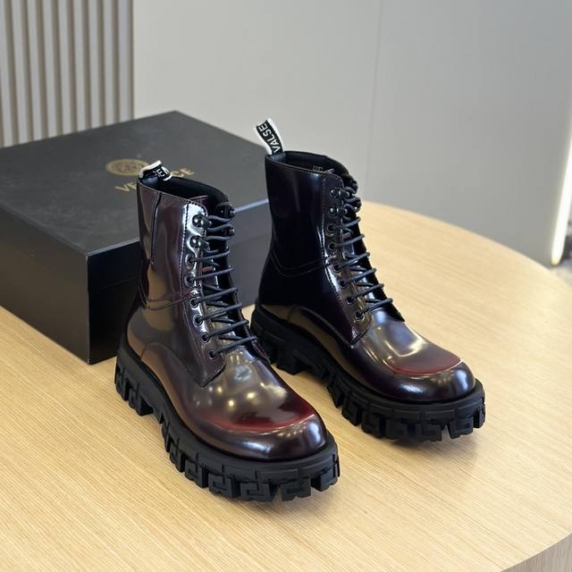 Versacvsc牛皮切尔西 系带男靴 此款系带和切尔西设计经典 采用优质小牛皮精制而成 经典低调的设计 牛皮鞋面 牛皮内里 私模大底 Size:39-44 3
