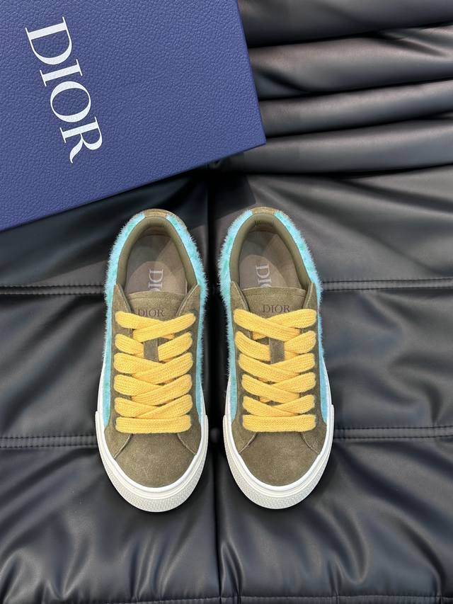 Dio R 这款 B33 运动鞋全新演绎经典的网球鞋 时尚廓形突显厚重质感 采用牛皮革精心制作 饰以 Oblique 印花 搭配饰以 Dior 标志的加垫鞋舌 - 点击图像关闭