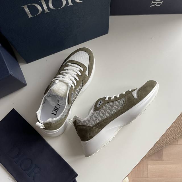 新款b25 Runner 运动鞋 结合运动版型与 Dior 优雅的经典标识 采用灰色绒面革和白色网眼织物精心制作 饰以蓝色和白色 Oblique 印花和透明橡胶