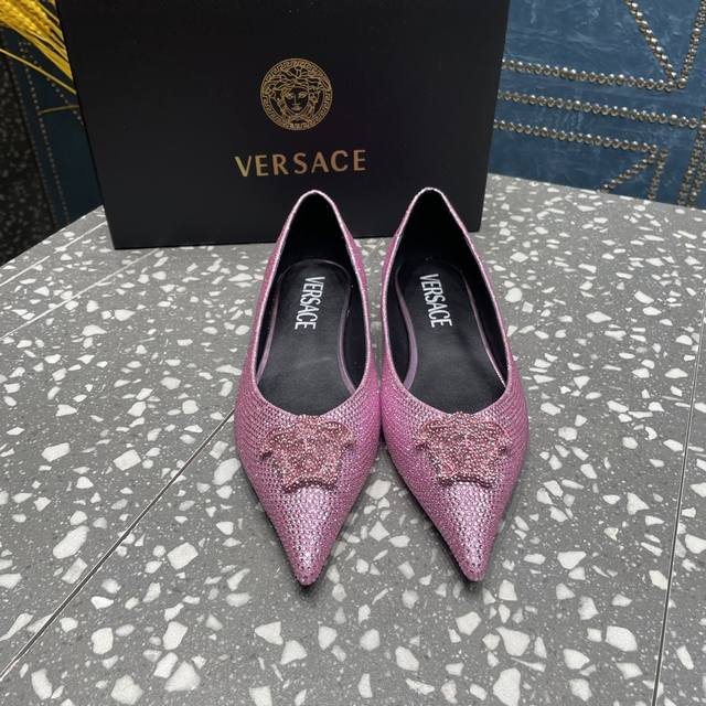 Versace 升级版系列推出 最高端版本颜色鲜艳 适合搭配很多服装 原鞋开发楦型 整体线条流畅 很对版 扣件 烤漆 钻石 鞋面 真丝 牛漆皮 金属羊皮 满钻