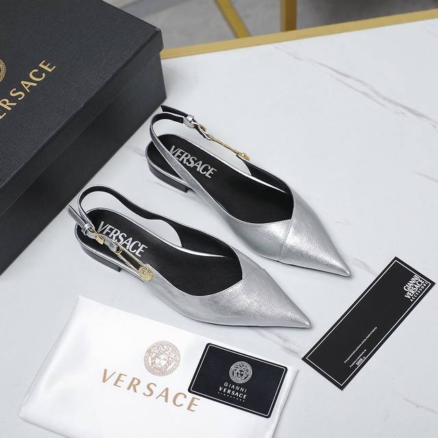 市场最高版本 Versace 升级版系列推出 最高端版本颜色鲜艳 适合搭配很多服装 原鞋开发楦型 整体线条流畅 很对版 扣件 原版开模 鞋面 珠光牛漆皮 鞋面