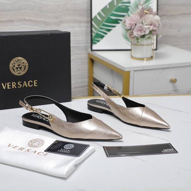 市场最高版本 Versace 升级版系列推出 最高端版本颜色鲜艳 适合搭配很多服装 原鞋开发楦型 整体线条流畅 很对版 扣件 原版开模 鞋面 珠光牛漆皮 鞋面 - 点击图像关闭