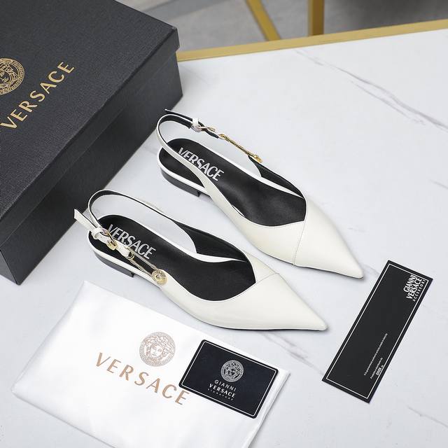 市场最高版本 Versace 升级版系列推出 最高端版本颜色鲜艳 适合搭配很多服装 原鞋开发楦型 整体线条流畅 很对版 扣件 原版开模 鞋面 珠光牛漆皮 鞋面