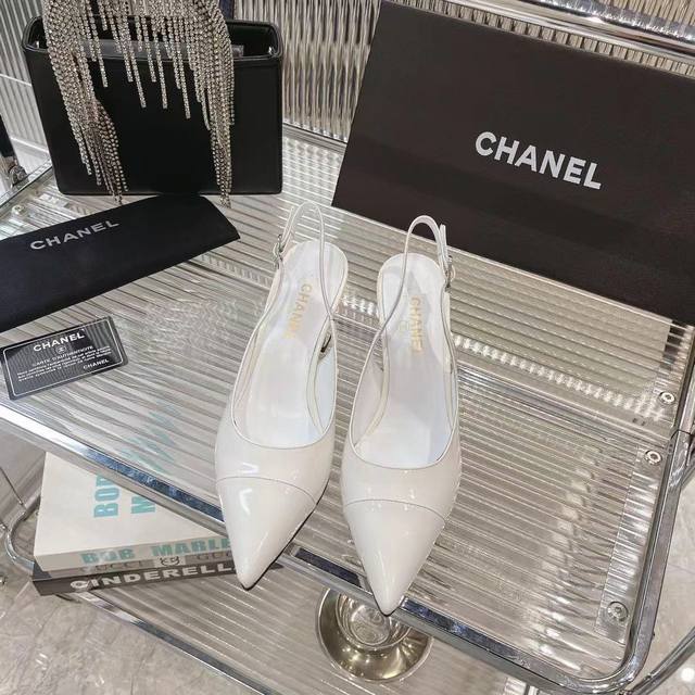 Chanel香奈儿2024早春新款 优雅又美貌的顶级版本 你就能拥有这款来自chanel 香奈儿 的顶级版本2024早春新款鞋子 没错 你没有听错 就是那个时尚