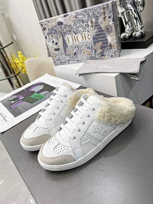 Dior 迪奥 这款 Dior Star 运动鞋为新款经典单品 经久不衰的设计别具一格 采用白色牛皮革精心制作 饰以同色调绒面革镶片 点缀以金色调 Cd 和 C