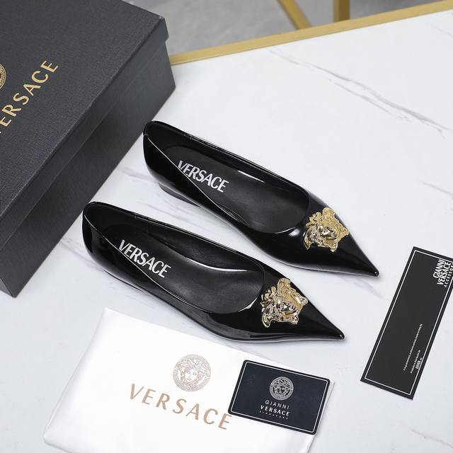 市场最高版本 Versace 升级版系列推出 最高端版本颜色鲜艳 适合搭配很多服装 原鞋开发楦型 整体线条流畅 很对版 扣件 烤漆 钻石 鞋面 真丝 牛漆皮 金