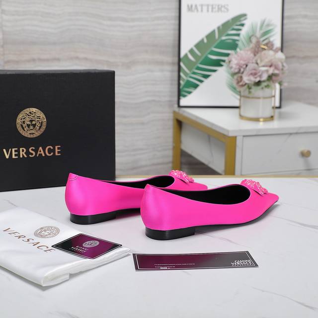 市场最高版本 Versace 升级版系列推出 最高端版本颜色鲜艳 适合搭配很多服装 原鞋开发楦型 整体线条流畅 很对版 扣件 烤漆 钻石 鞋面 真丝 牛漆皮 金