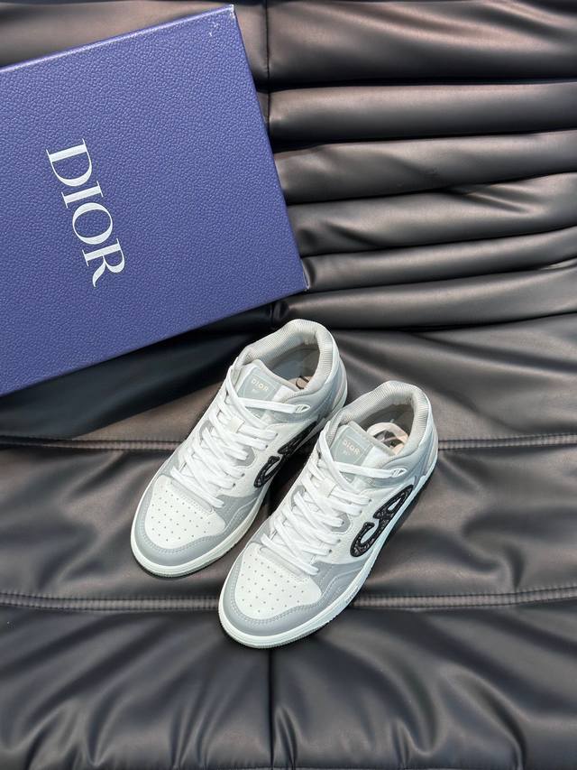 Diob57中帮运动鞋出货 这款b57 中帮运动鞋是二零二四春季男装系列新品 重新诠释篮球鞋设计 成为 Dior 的经典单品 中帮系带款式 采用拼色牛皮革精心制