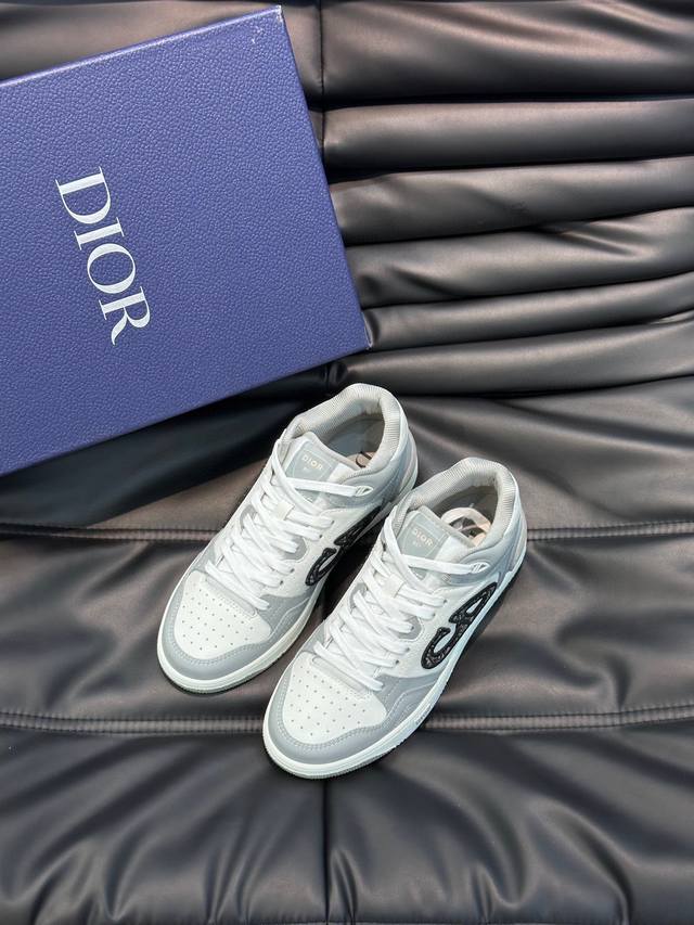 Diob57中帮运动鞋出货 这款b57 中帮运动鞋是二零二四春季男装系列新品 重新诠释篮球鞋设计 成为 Dior 的经典单品 中帮系带款式 采用拼色牛皮革精心制 - 点击图像关闭