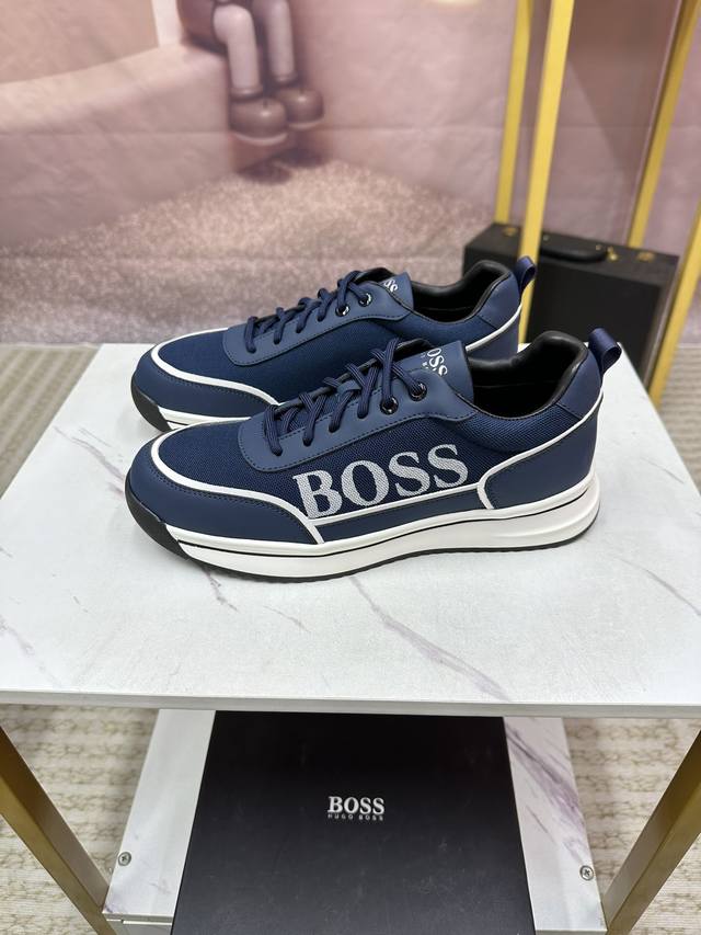 Boss 原版经典款休闲鞋本款是官方主打经典款 1:1质量 原厂名师制作 采用进口布料拼接牛皮舒适羊皮内里 完美楦型 大方时尚的设计 吸引了众多消费者的追捧 适