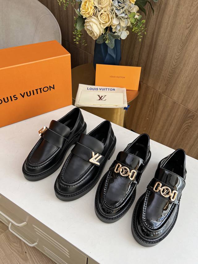 這款academy便鞋今季以滑面小牛皮重新演繹 並飾以綴有louis Vuitton鐫刻標誌的特大金色金屬扣環 百搭的鞋款靈感源自經典男士鞋履 配備輕盈的微粒厚