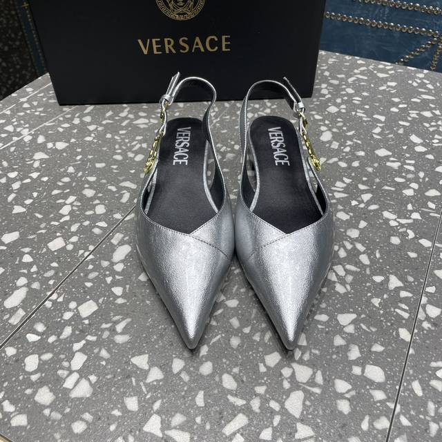 Versace 升级版系列推出 最高端版本颜色鲜艳 适合搭配很多服装 原鞋开发楦型 整体线条流畅 很对版 扣件 原版开模 鞋面 珠光牛漆皮 鞋面 鞋底 美杜莎头