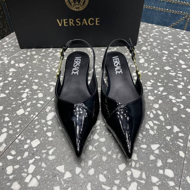 Versace 升级版系列推出 最高端版本颜色鲜艳 适合搭配很多服装 原鞋开发楦型 整体线条流畅 很对版 扣件 原版开模 鞋面 珠光牛漆皮 鞋面 鞋底 美杜莎头