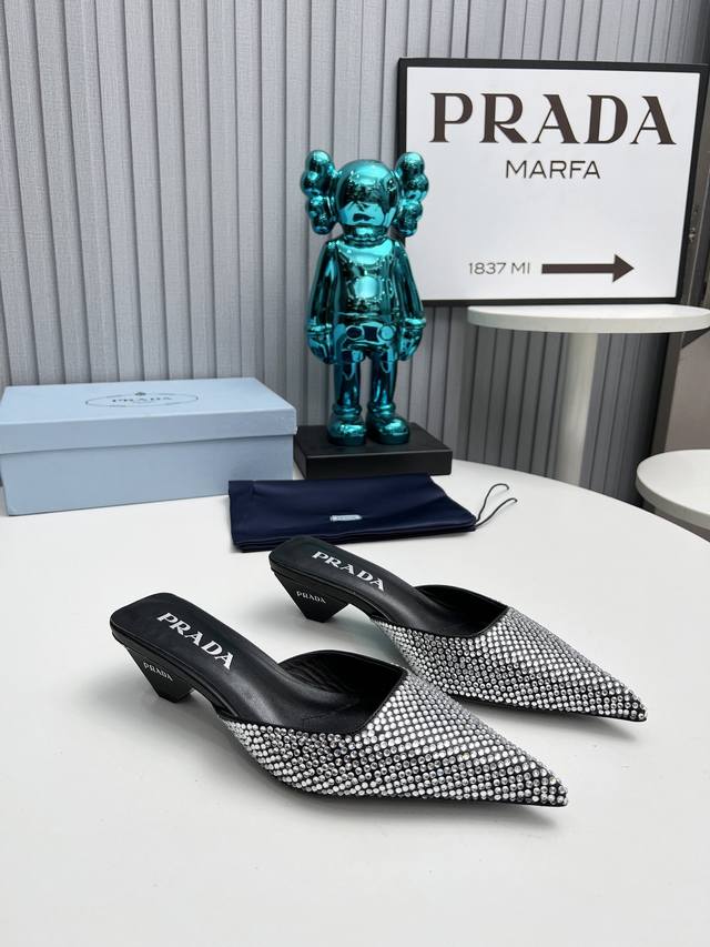 2024 Sss重磅推出普拉达最新长短靴 凉鞋单鞋 细跟 后空 粗跟系列 Prada早春t台走秀网红同款 造梦不夜城 Prada能在重要场合上用得上了 小清新风