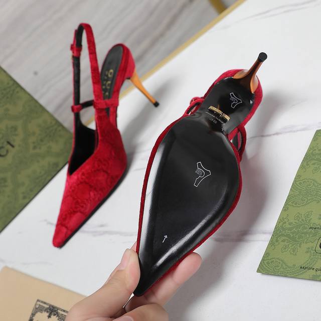 独家顶级版本 GxUcci古x驰2023Vs春夏最新爆款单鞋系列 尖头后空单鞋 原单品质 原汁原味的欧式风格 上脚非常完美穿搭上配此鞋 优雅大方 晶莹剔透 无论
