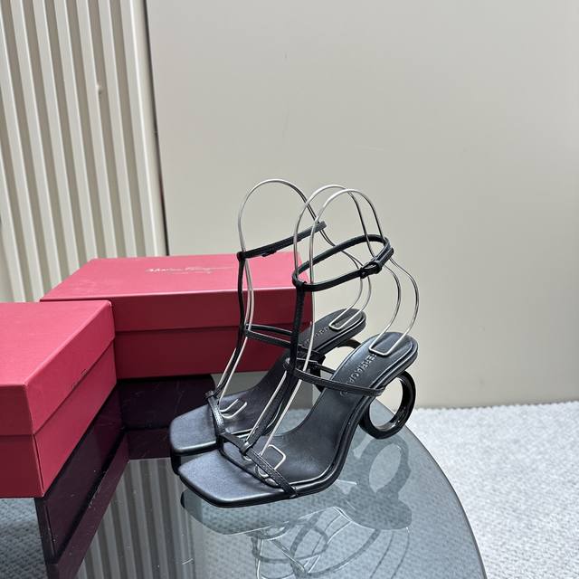 Ferragamo2024春季新款这款凉鞋从经典鞋款汲取灵感 结合出众外观与简约线条 展现新颖设计与性感风格 Maximilian Davis为ferragam