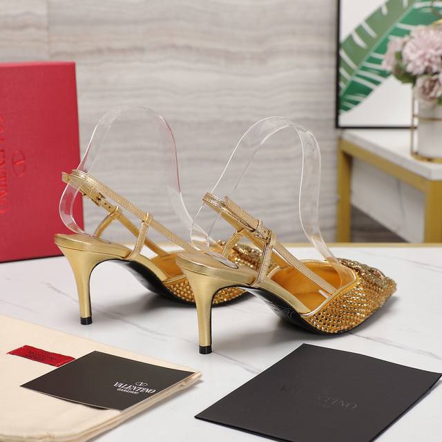 顶级制作 Valentno 华伦天奴彩钻rockstud系列时装鞋 创新与经典巧妙的结合在一起 其经典带领着每年时尚 每一款鞋子都是百搭神器 品质市面随意对比