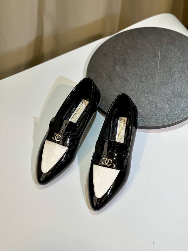 Chanel 24 香奈儿 单鞋 早秋系列火爆上新 这一季香家小爆款 真的一眼爱了 经典拼色完美搭配 真的超级有个性 是这款鞋子最大的亮点 醒目而不浮夸的设计