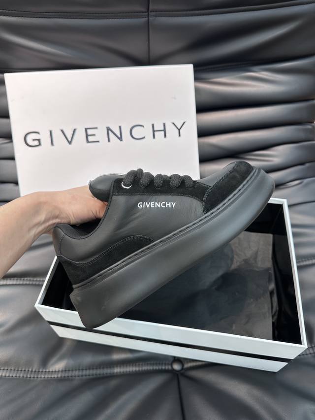 Givenchx 纪梵希男士厚底休闲鞋 采用进口小牛皮打造 拼色设计 鞋舌品牌logo装饰 立体复合式拼接缝合 内里小牛皮 舒适度高 码数 38-45