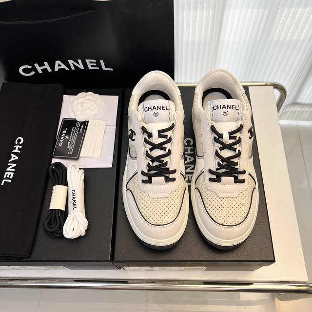 Chanel 香奈儿男士新款拼接布面皮革运动鞋 一比一复刻 市场顶级版本 选用织物 麂皮效果小牛皮与反绒小牛皮制作 搭配橡胶凝胶外底 鞋面与鞋底缝线细节 经久耐