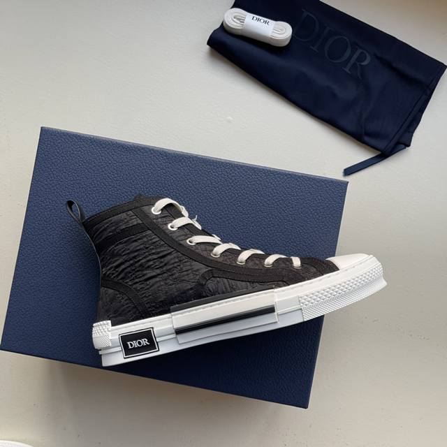 新款 B23 高帮运动鞋 是名副其实的 Di Men 经典单品 经过全新演绎 彰显 Di 的精湛工艺 采用黑色 Di Oblique Kumo 印花面料精心制作
