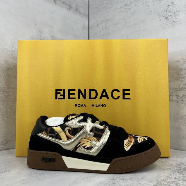 新款上架 莞产顶级版本 Versace X Fendi芬迪带来全新match合作鞋款本次双方合作是在fendi的match运动鞋基础上进行设计 该款鞋款采用翻毛