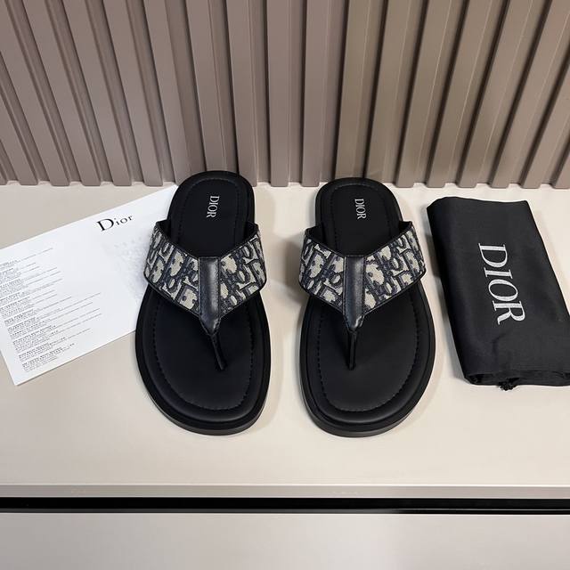 Diox 这款 Dior Aqua 凉鞋优雅而休闲 交叉带设计 采用迪奥银色cd 扣图案重新诠释 灵感源自 Dior 档案 搭配 Dior 标志和同色调凹口鞋底