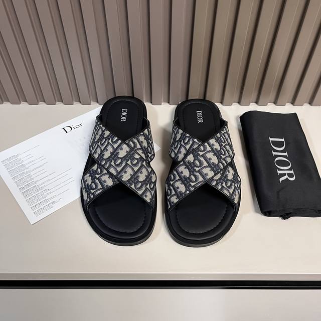 Diox 这款 Dior Aqua 凉鞋优雅而休闲 交叉带设计 采用迪奥银色cd 扣图案重新诠释 灵感源自 Dior 档案 搭配 Dior 标志和同色调凹口鞋底
