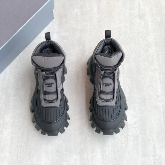 Prada新款秋冬新款运动男鞋 官网售价 0 标新立异的cloudbust Thunder科技运动鞋鞋面呈现别致的3D效果 海洋塑料回收物所制的re-Nylon