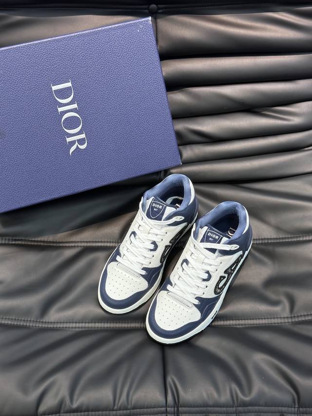 Dio B57中帮运动鞋出货 这款b57 中帮运动鞋是二零二四春季男装系列新品 重新诠释篮球鞋设计 成为 Dior 的经典单品 中帮系带款式 采用拼色牛皮革精心